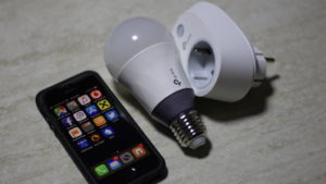 TP-Link Smart Plug & Smart LED Bulb. FOTO Adrian Boioglu