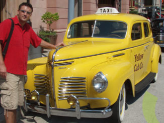 Adrian Boioglu și un Yellow Cab de la Universal Studios, Florida. FOTO boio.ro