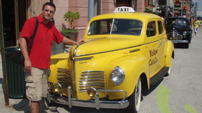 Adrian Boioglu și un Yellow Cab de la Universal Studios, Florida. FOTO boio.ro