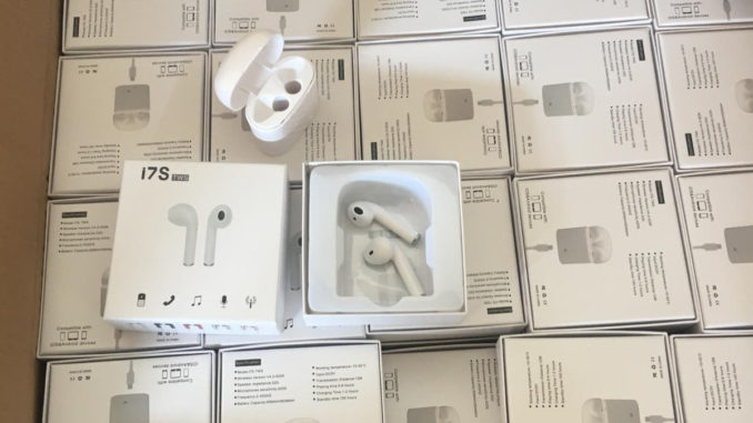 Apple Airpods contrafăcute, descoperite de polițiștii de frontieră. FOTO Garda de Coastă Constanța