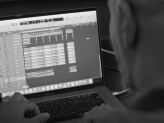 MacBook Pro folosit la muzică. FOTO Captură Video