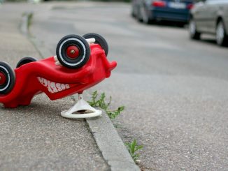 Mașinuță răsturnată. FOTO hoffmann-tipsntrips